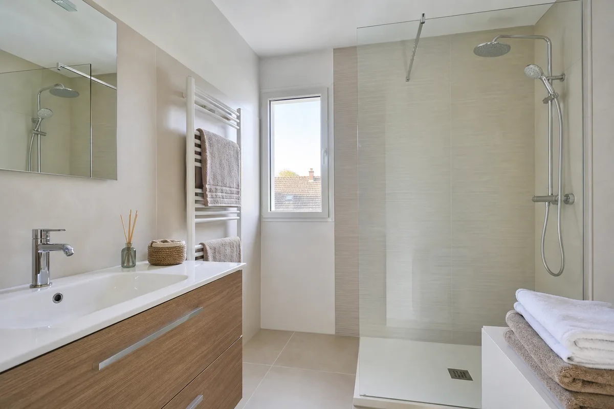 Salle de bain lumineuse rénovée dans un pavillon briard de Seine-et-Marne