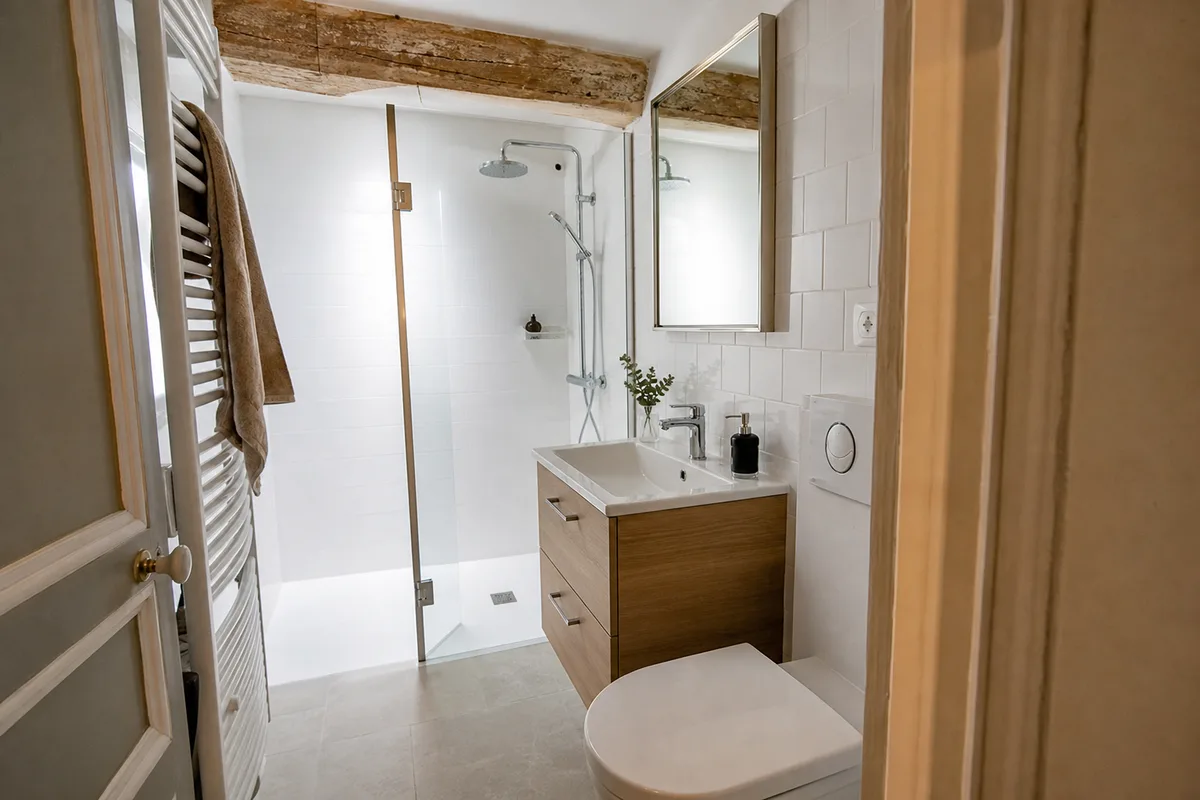 Petite salle d’eau rénovée avec douche à l’italienne dans un appartement ancien de Meaux