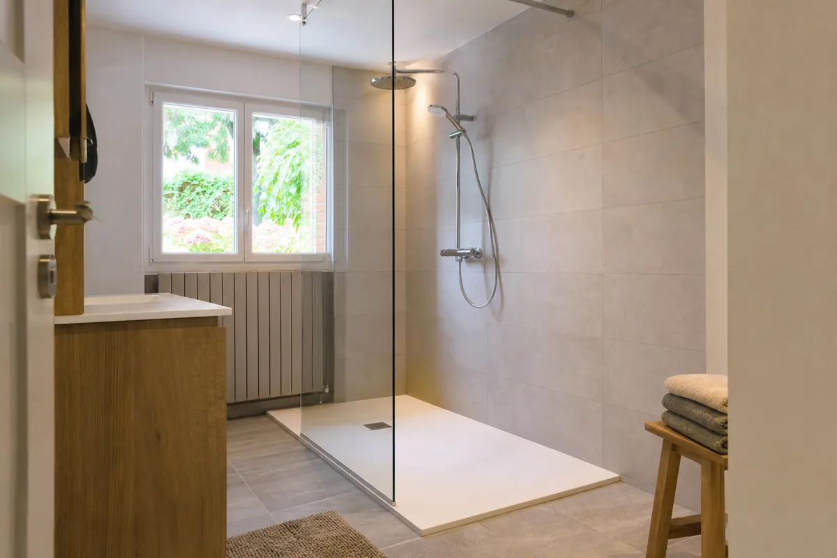 Salle de bain rénovée avec grande douche vitrée dans un pavillon de Seine-et-Marne